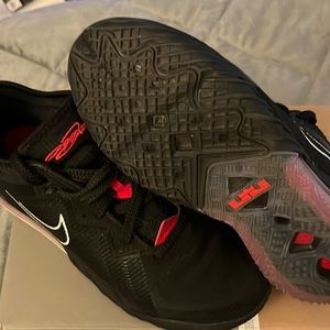 Lebrun XVIII Low only wore 3 times indoor basketball court.